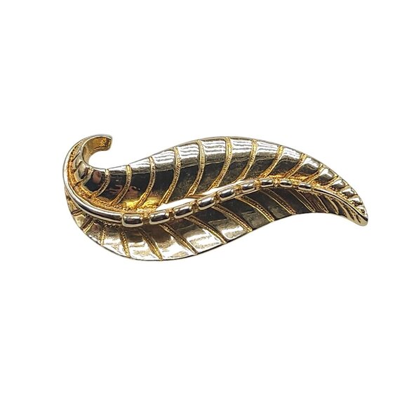 Vintage Sarah Coventry Signed Three Dimensional Chunky Gold Leaf Brooch Pin - Picture 1 of 5